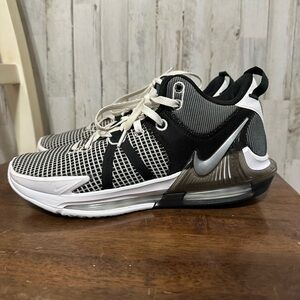 Nike LeBron Witness 7 White Black Metallic Silver Mens Size 11